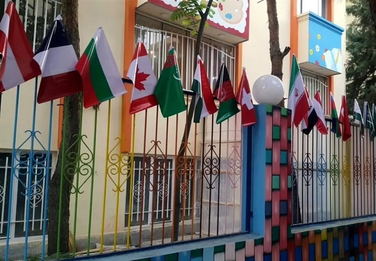 سن مهاجرت به دانش آموزان رسید | مدارس بین الملل کانون مهاجرت می شوند