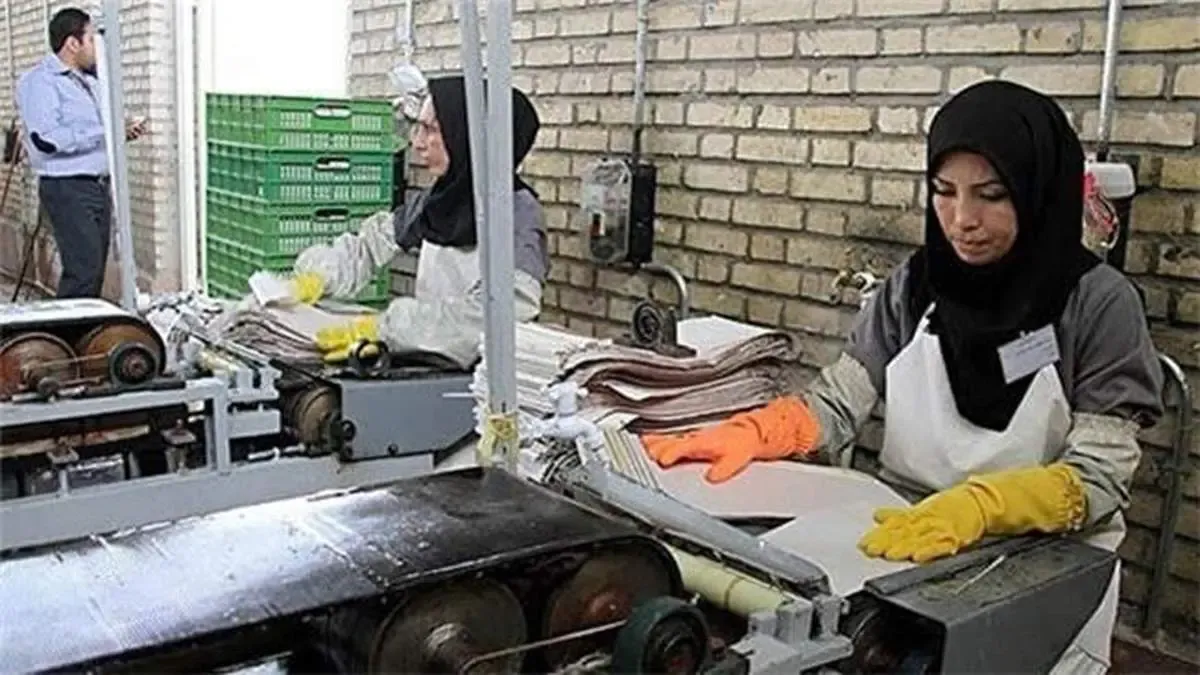 مشکلات پیش روی زنان کارگر از دریافت حداقل حقوق تا امضاء چک و سفته سنگین