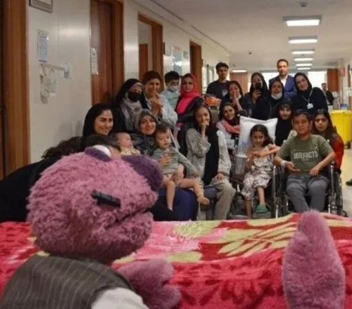 هومن حاجی عبداللهی و جناب خان در کنار کودکان مجروح/ تصاویر