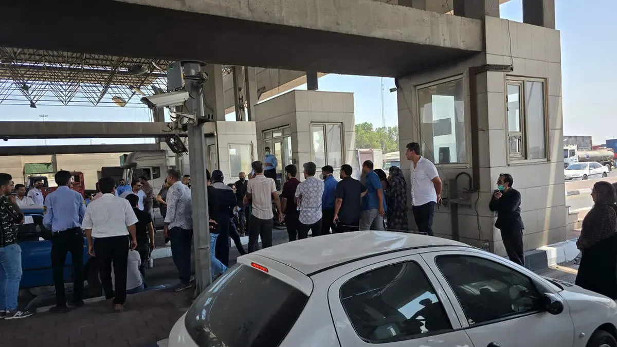 مادران با عکس فرزندان مفقود مقابل بندر تجمع کردند