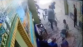 ببینید / لحظه سوء‌قصد به یک روحانی در صحن امام‌زاده یحیی