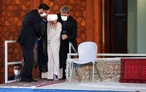 عکسی جالب از حضور آیت‌الله جنتی در حاشیه مراسم بزرگداشت سالگرد ارتحال امام (ره)