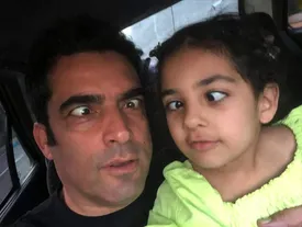 ببینید | بازی کردن خنده‌دار کارگردان مشهور با دخترش