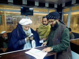 تصاویری از توزیع پول و غذا بین مهاجران افغان توسط طالبان