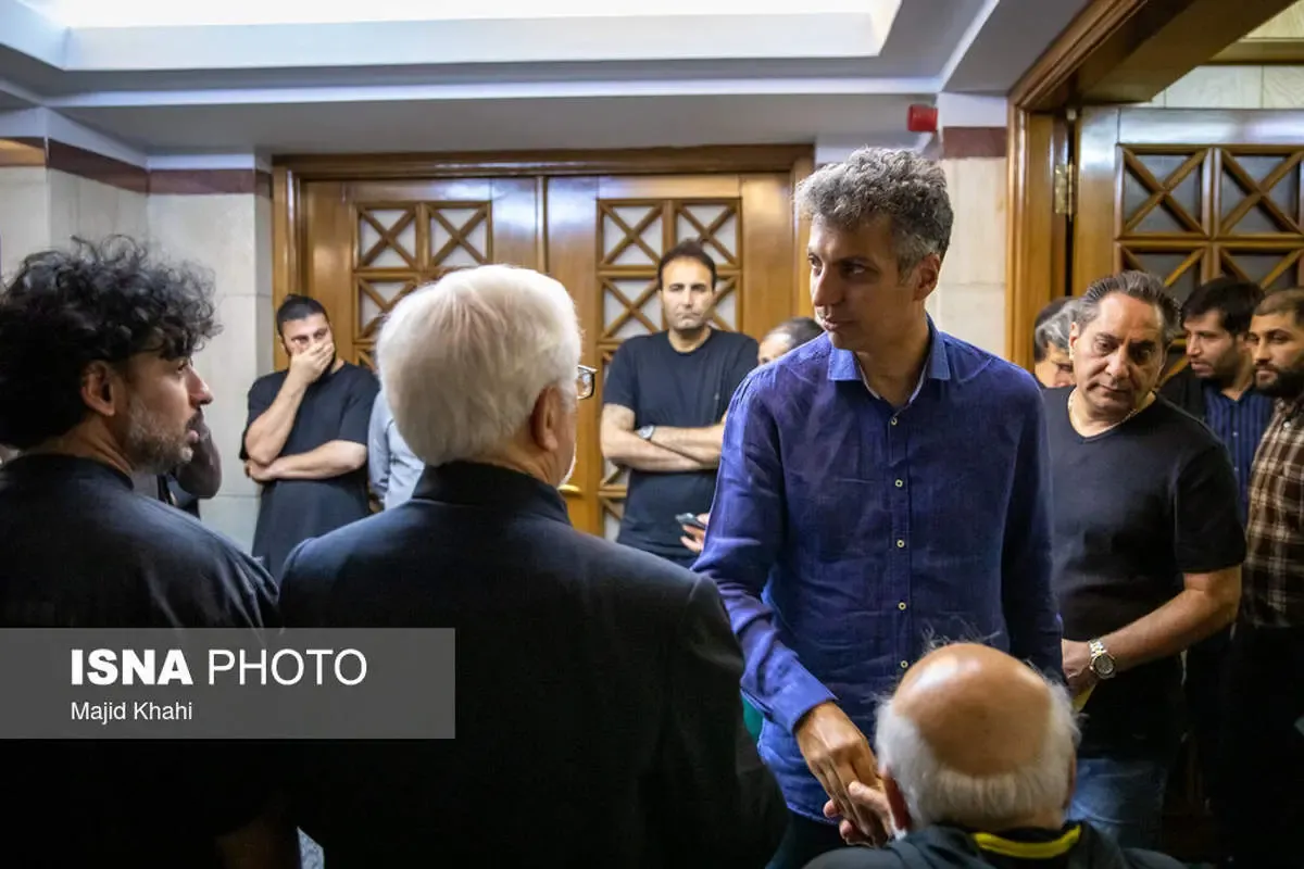 عکس‌/ عادل فردوسی‌پور در مراسم ختم رضا داوودنژاد