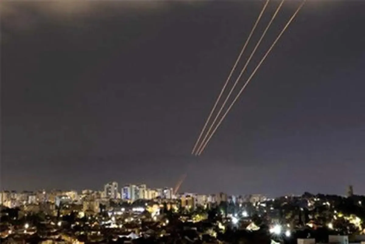 ۱۲ حمله موشکی و پهپادی ایران به مقرهای دشمنان/ عکس