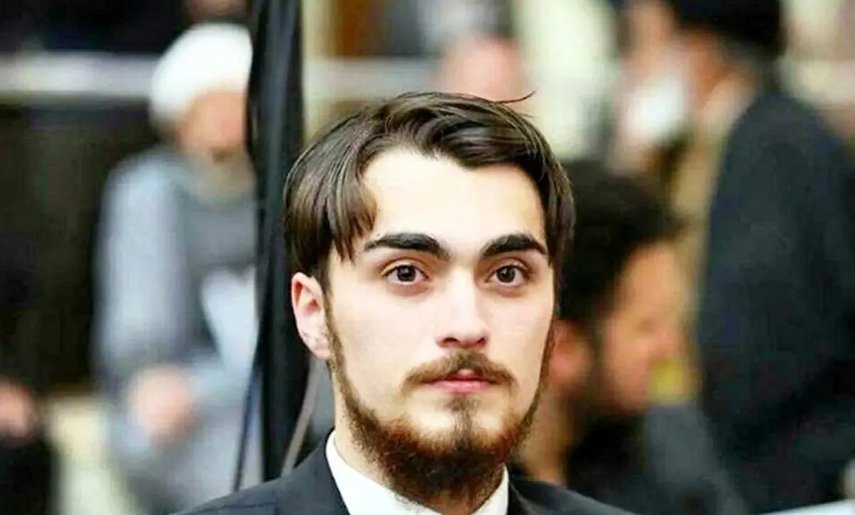 گریه شدید سید احمد خمینی در تشییع پدر بزرگ+عکس