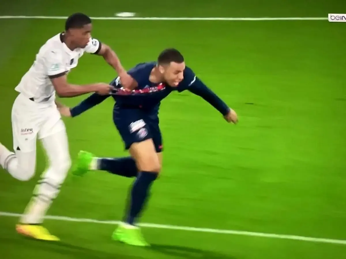 ​امباپه چه شانسی آورد کتک نخورد!