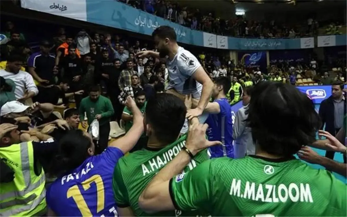 بازتاب منفی جدال جنجالی هراز آمل و پیکان در رسانه‌های جهان/ از حمله حضرت‌پور، ملی‌پوش پیکان، به هواداران تیم آملی تا اخراج پیمان اکبری و مشاجره این مربی با خبرنگاران.