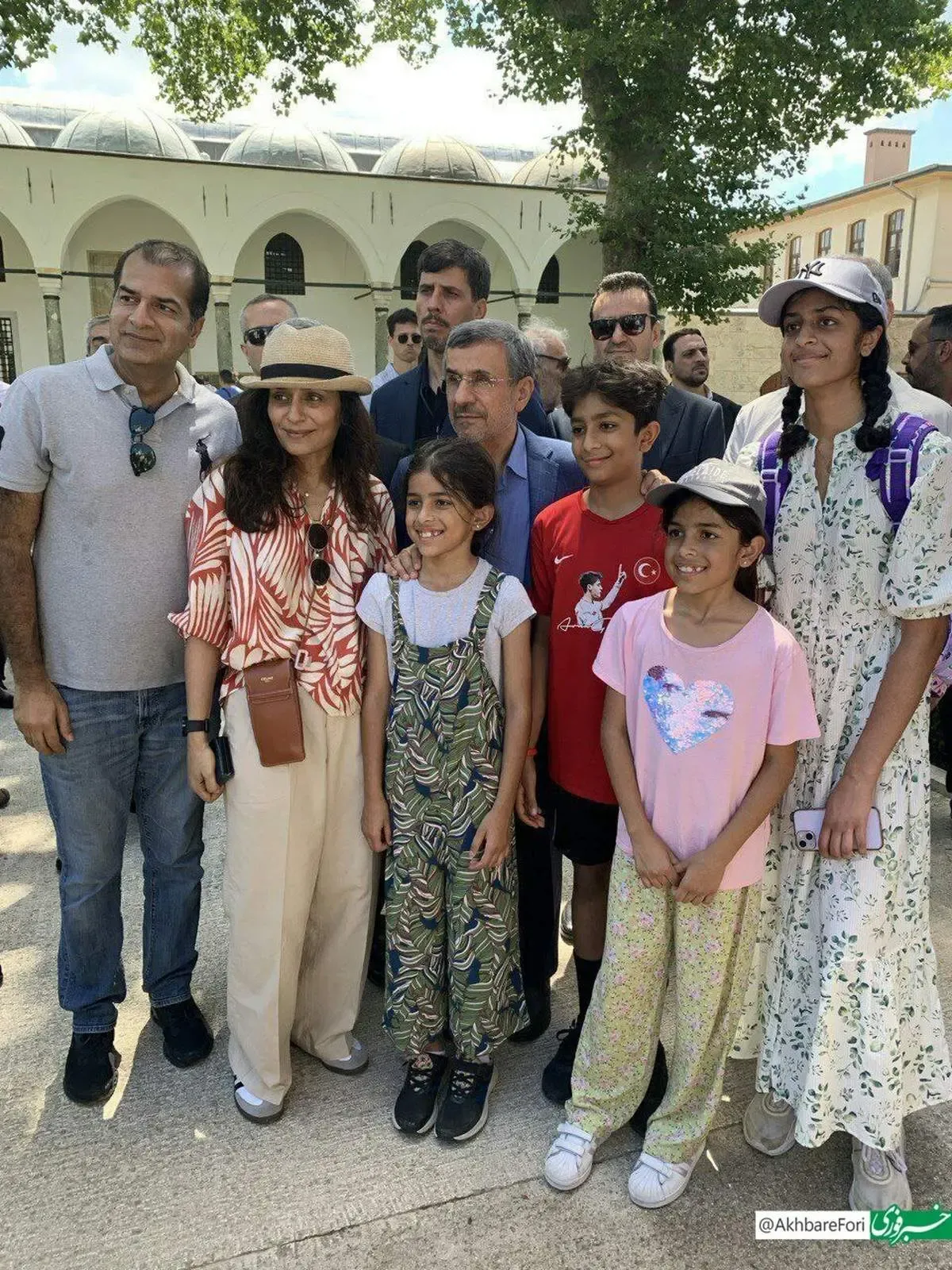 گشت و گذار احمدی‌نژاد با توریست های ترکیه/ عکس