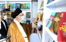 ببینید | بازدید رهبر انقلاب از نمایشگاه کتاب و اشاره به یک عیب در انتشار کتاب‌های کودک