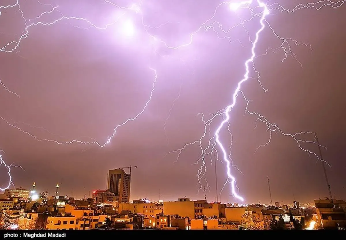 رعد و برق و کاهش ۱۲ درجه ای دما در تهران