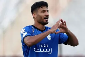 ببینید | وداع شبانه ستاره استقلال با هواداران | امیدوارم روزی دوباره این لباس را بپوشم