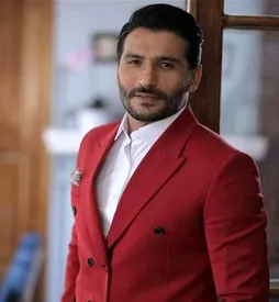 جواد کاظمیان با موی بافته در خارج/ عکس