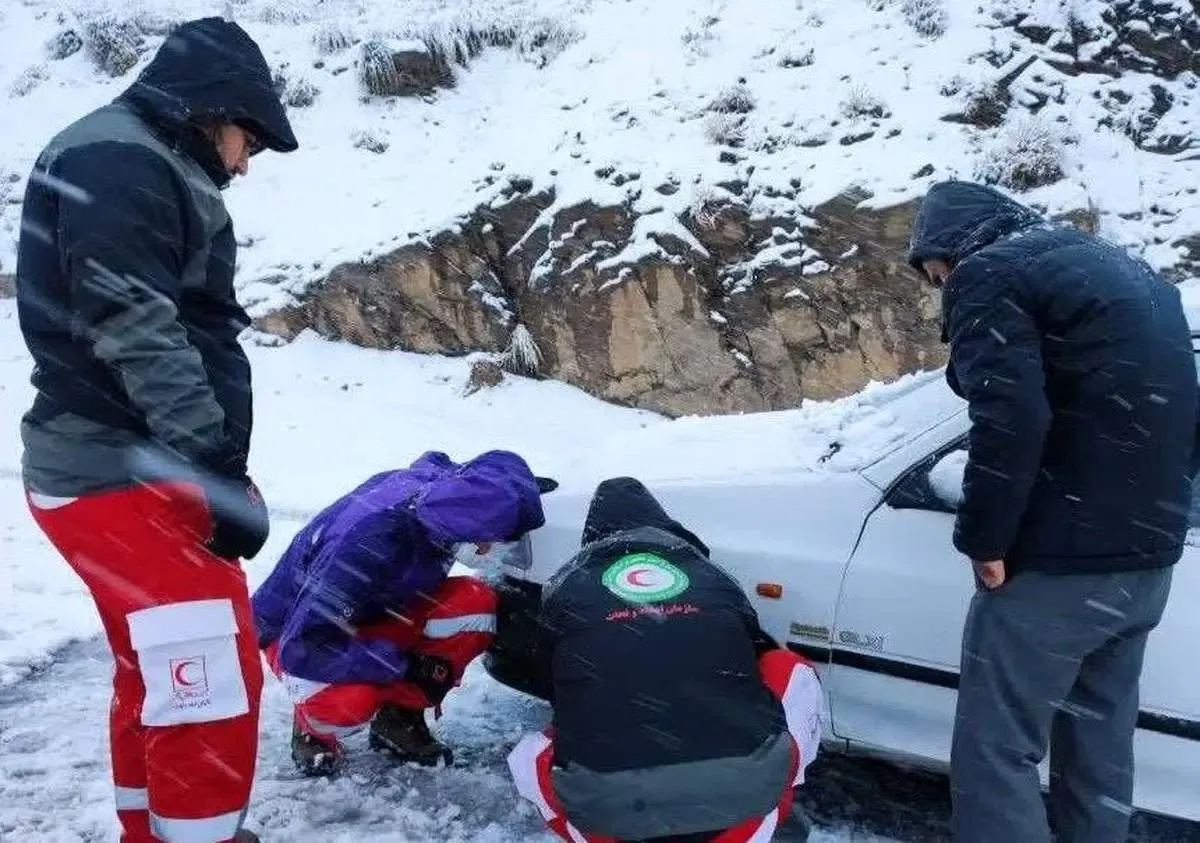 ورود سامانه بارشی ‌شدید برف از شنبه 22 آذر/ کولاک برف در جاده ها