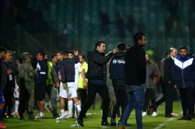 نکونام هدفون فیلمبردار را از گوشش درآورد