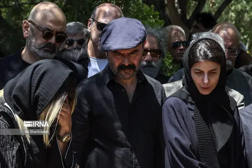 زری خوشکام در کنار علی حاتمی به خاک سپرده شد/ تصاویر