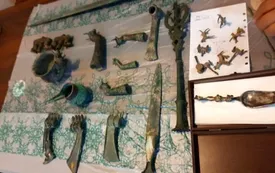 کشف عتیقه های هخامنشی در خیابان انقلاب تهران!