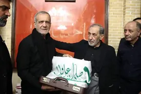 هدیه خاص علی اکبر ولایتی به مسعود پزشکیان/ عکس