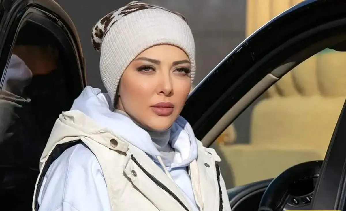 طرح عجیب لباس لیلا اوتادی/ ترکیب آناناس و گل روی مانتو!