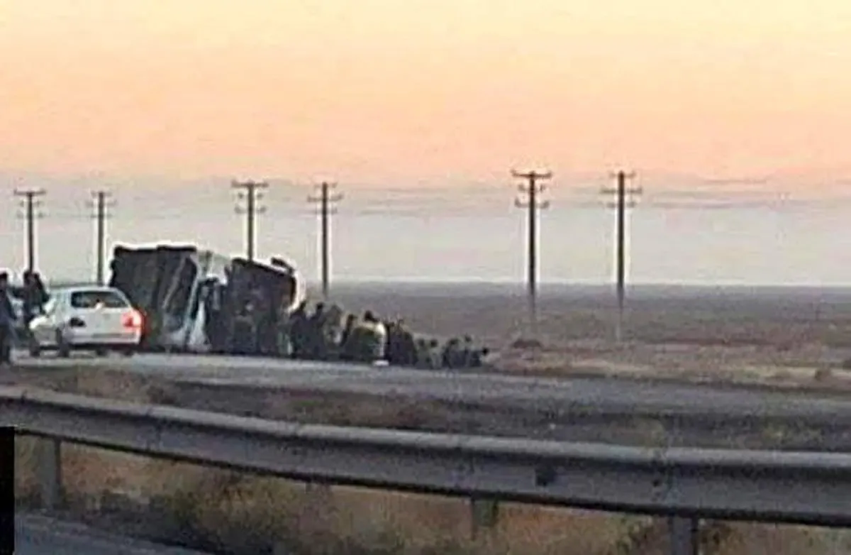 واژگونی اتوبوس در جاده سیرجان به شیراز یک کشته و هفت مصدوم برجای گذاشت