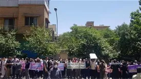 تجمع  درمانگران اعتیاد کشور در مقابل سازمان غذا و دارو