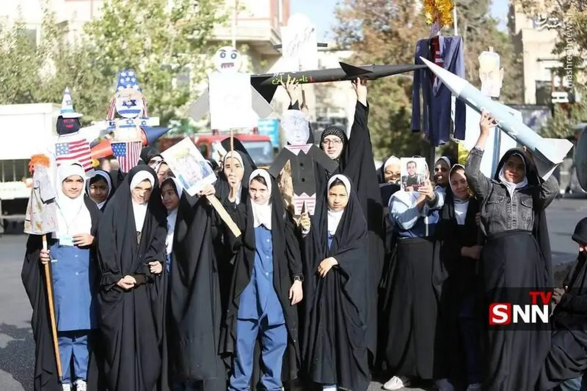 تصاویر دختران دهه نودی‌ در راهپیمایی ۱۳ آبان