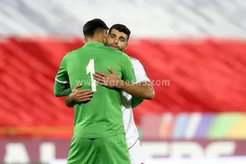 با این بوسه علی بیرو بر سر مهدی طارمی اشکتان در می آید/ فیلم