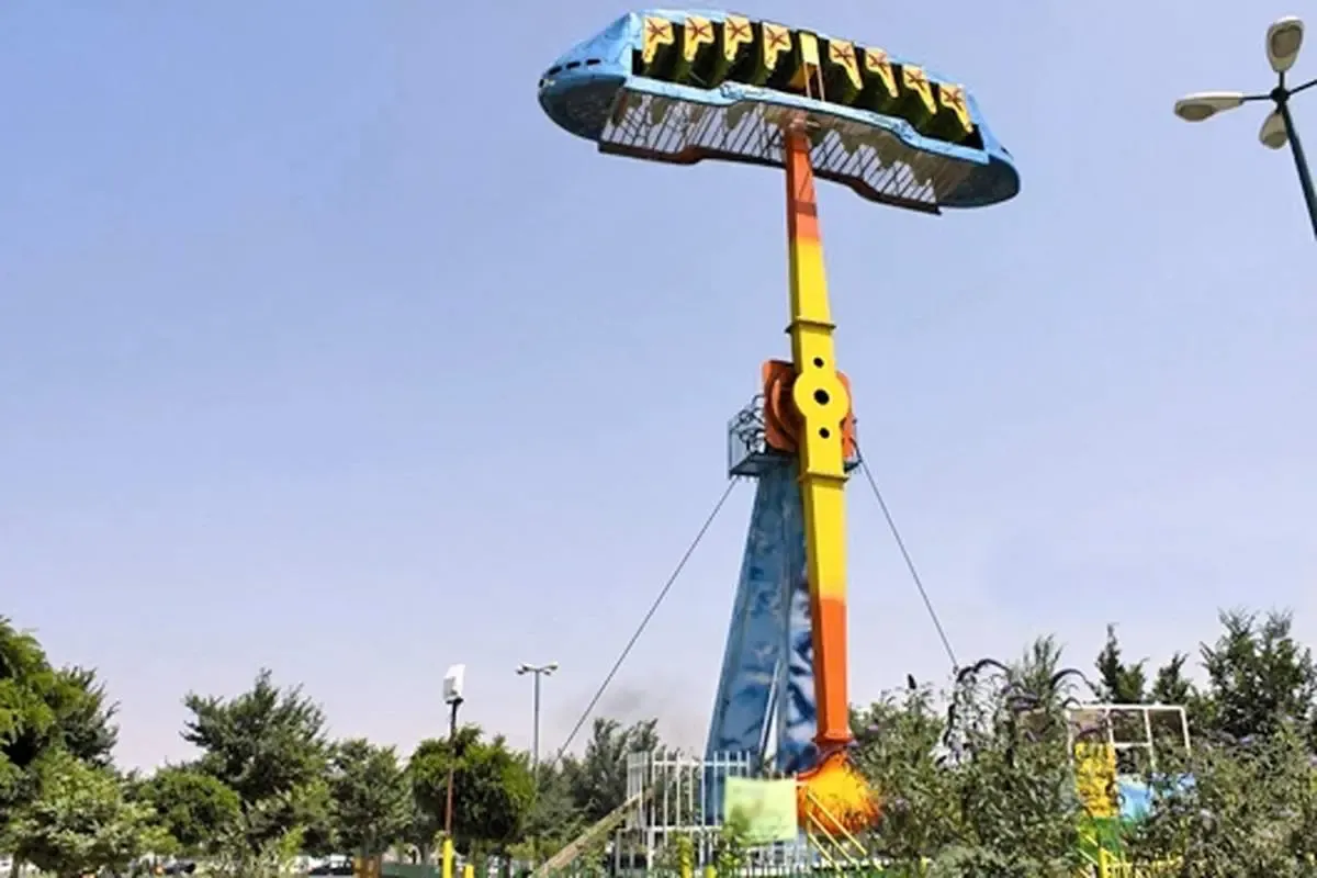 نجات ۱۲ دانش‌آموز گرفتار در پارک شهربازی اهواز توسط آتش‌نشانی