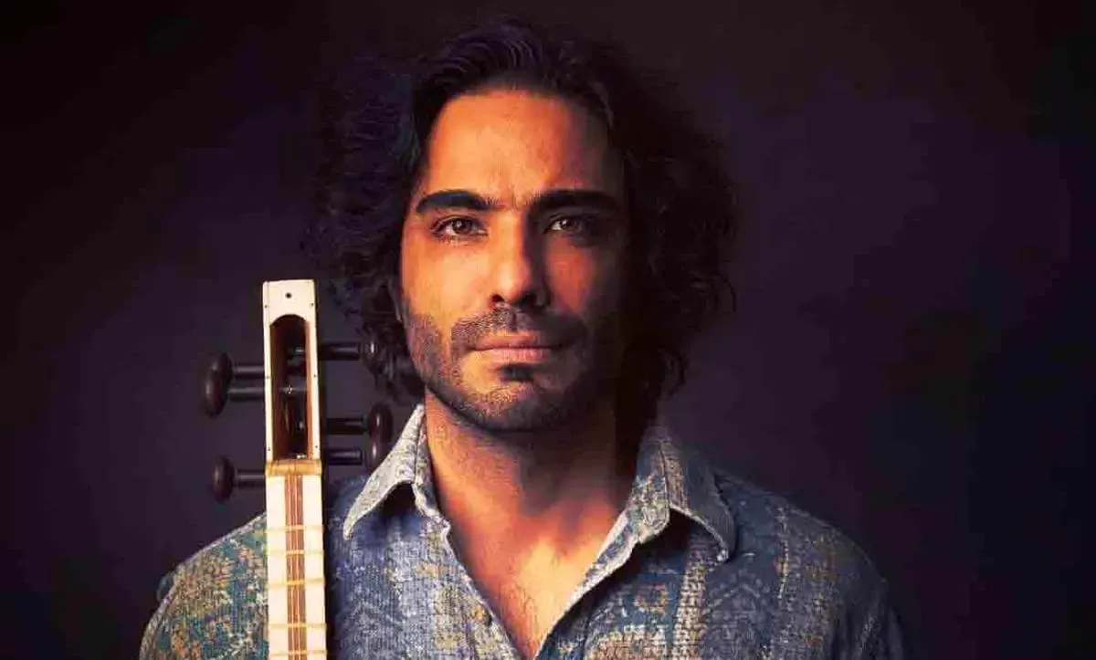 سوگواری علی قمصری کنار دریاچه ارومیه