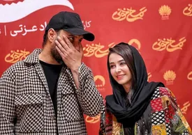 لِه شدن جواد عزتی و الناز حبیبی در بین جمعیت! / فیلم