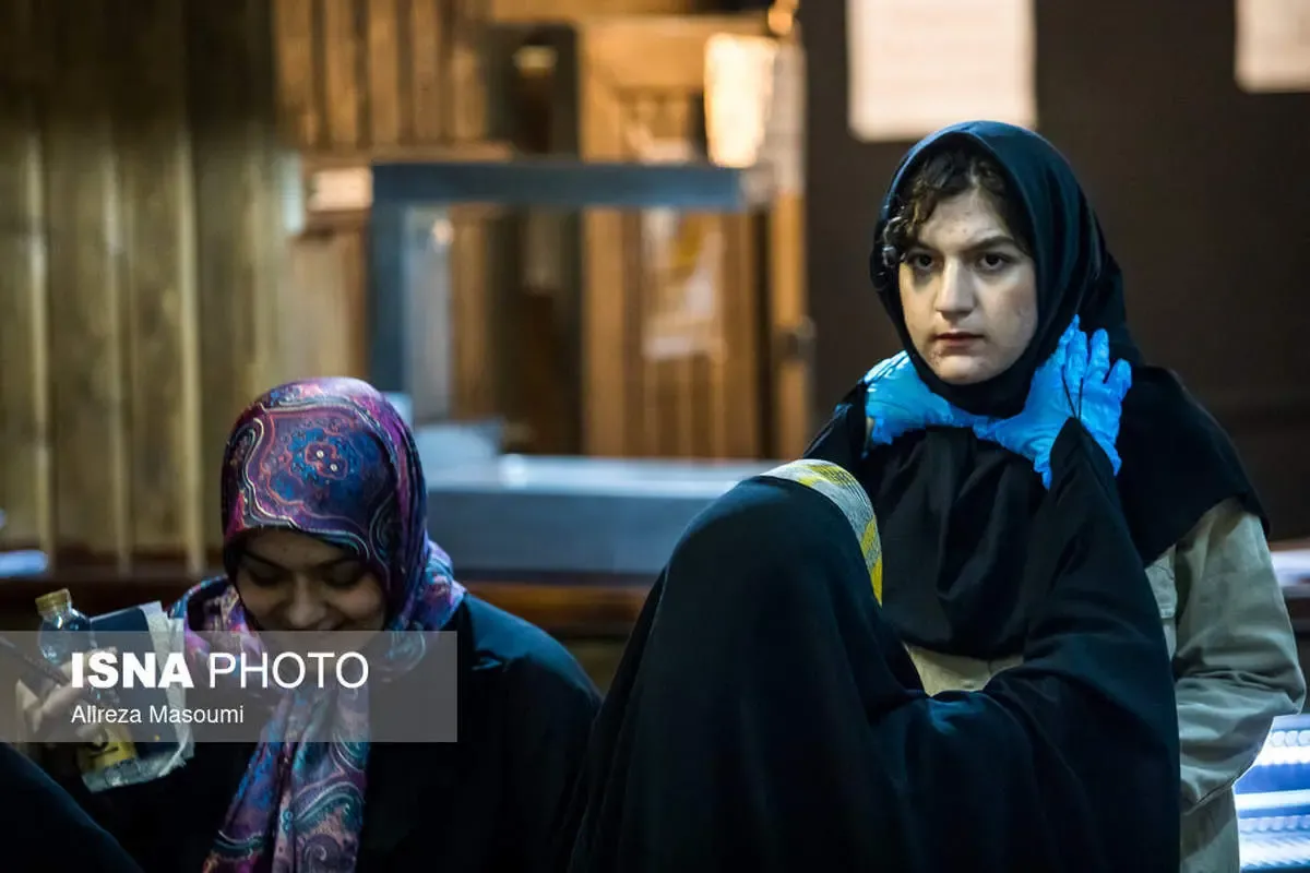 بازرسی بدنی یک داوطلب دختر کنکور / عکس