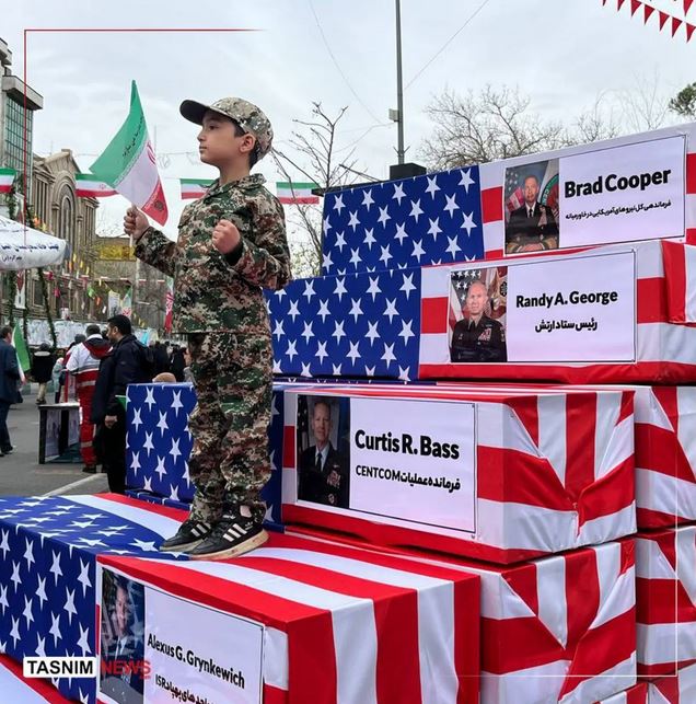 تصویر تابوت فرمانده سنتکام در راهپیمایی ۲۲ بهمن؛ سیلی دیگر از جنس نماد