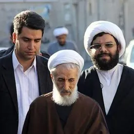 پسر کاظم صدیقی در حال سجده درگذشت/ عکس