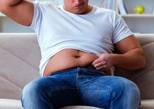 ببینید | اظهارنظر منشوری خواننده پرحاشیه پاپ درباره اندام مردان