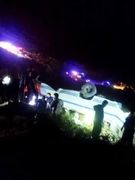 سقوط مرگبار مینی‌بوس به دره با ۱۸ کشته و زخمی