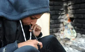 سازمان بهزیستی کشور خبر داد که 80 درصد تماس‌گیرندگان با خط ملی اعتیاد، زنان هستند / گل و شیشه در صدر