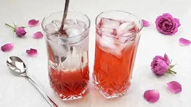 طرز تهیه شربت گل محمدی خانگی؛ خوش‌رنگ و معطر