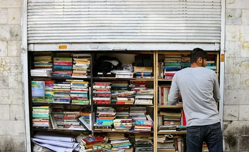 کاسبی مغازه‌ها با کرکره‌های نیمه باز