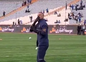 بوسه حامد لک برای استقلالیها!