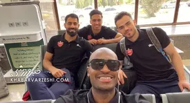 سلفی جالب عبدالکریم حسن با ستاره های پرسپولیس در فرودگاه / عکس