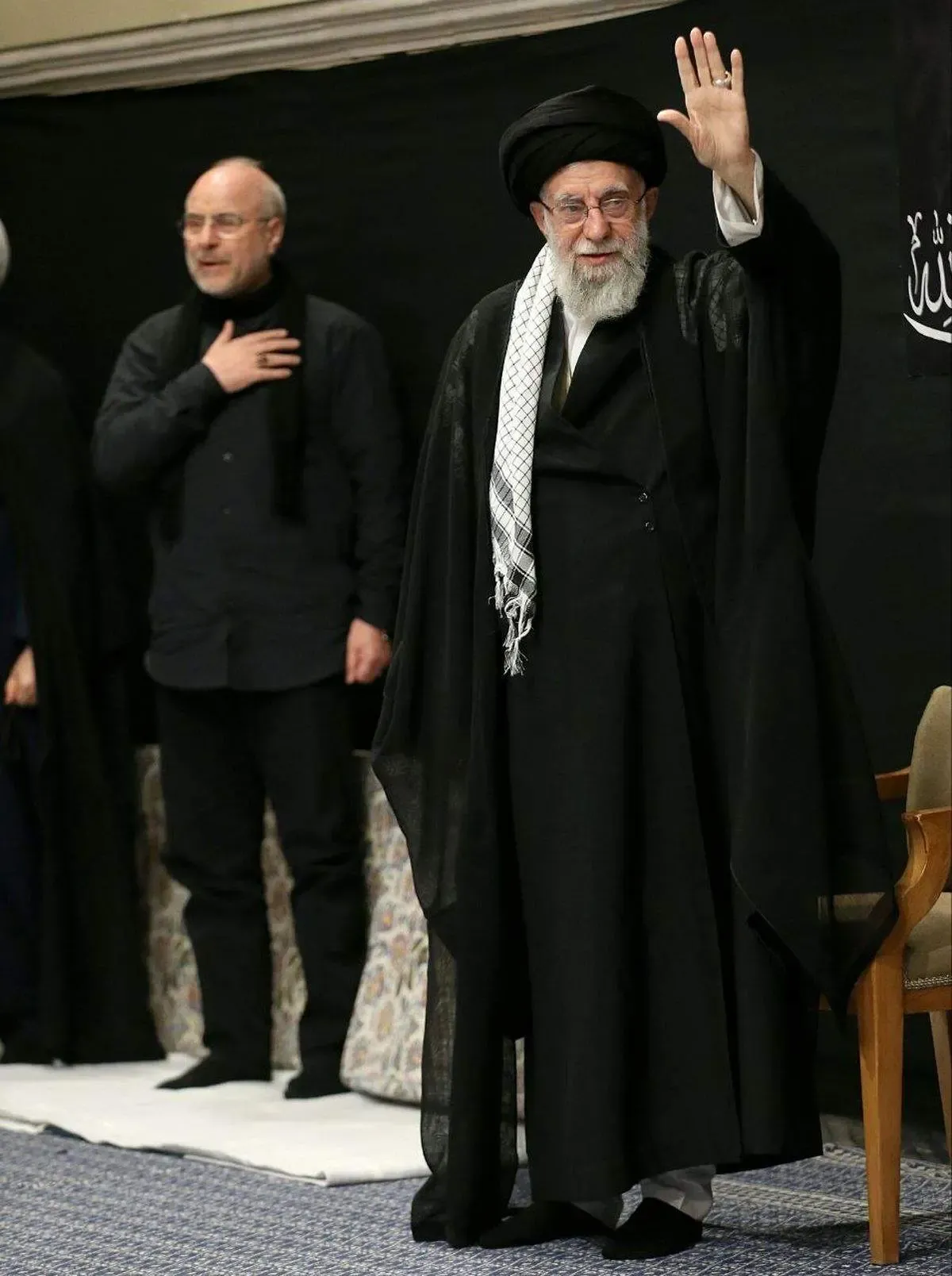 تصویری از رهبر انقلاب در شب عاشورا که مردم را احساسی کرد/ ببینید