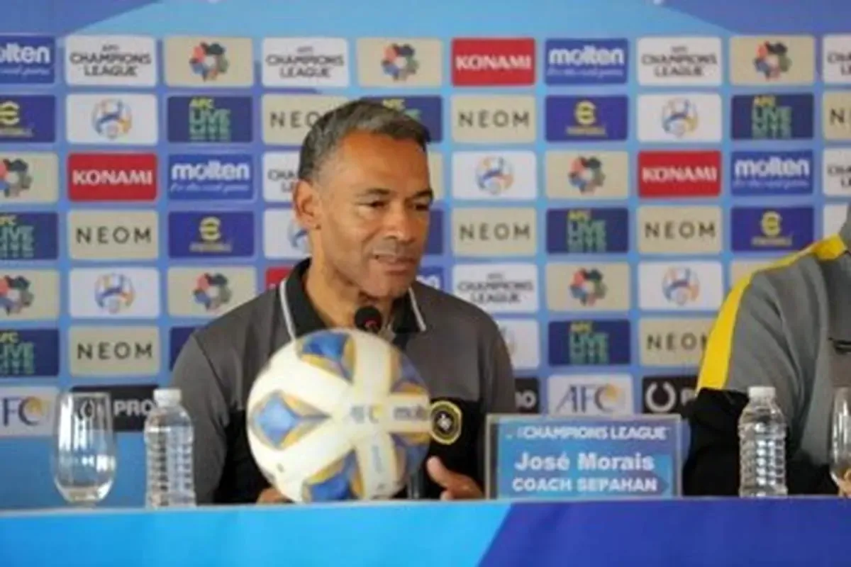 کادوی ولنتاین سرمربی سپاهان برای همسرش/ عکس