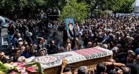 گریه شدید امیر اقایی در مراسم تشییع اکبر عبدی/ تصویر