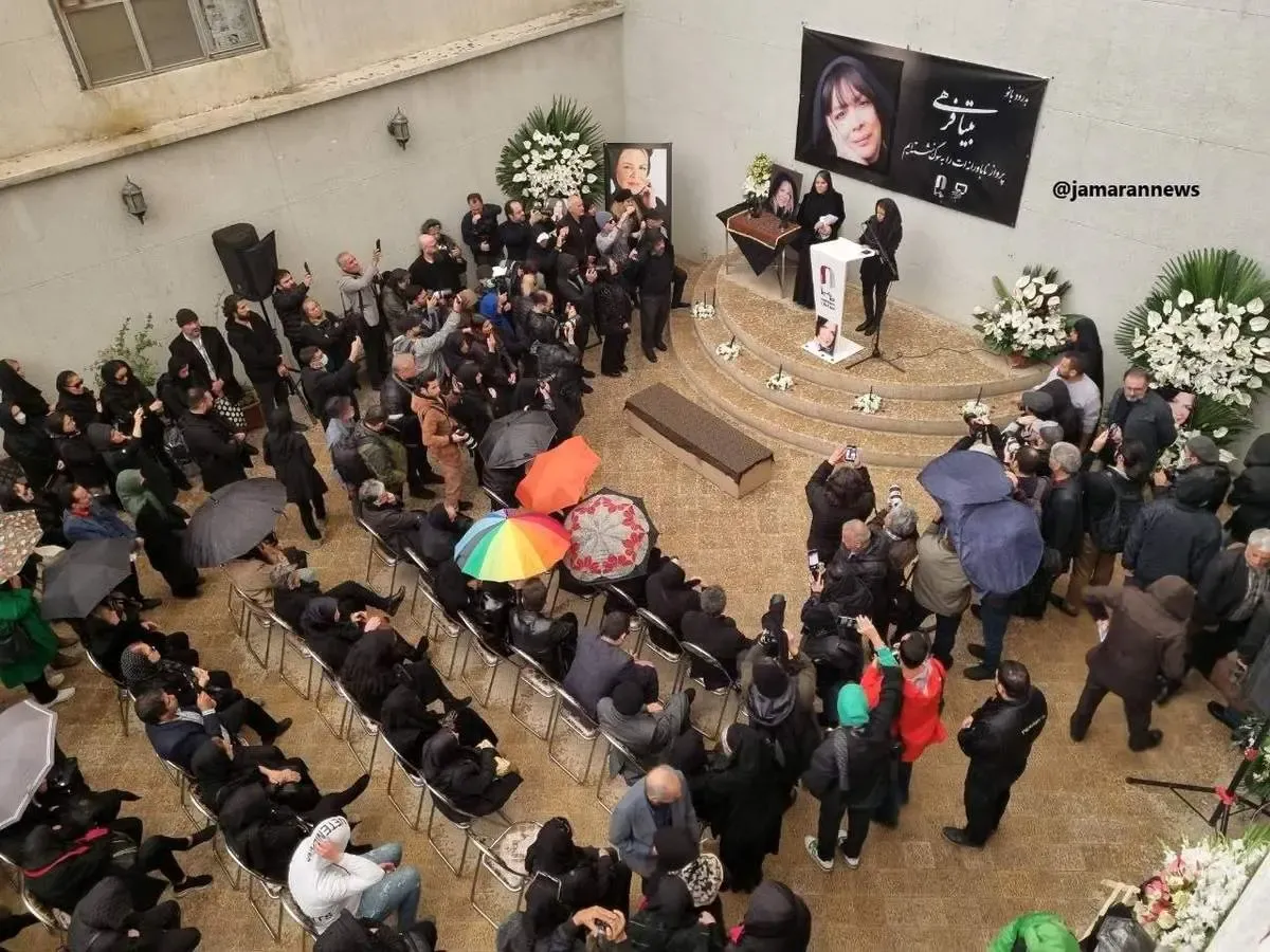 اجرای سوزناک علی زند‌وکیلی در مراسم تشییع بیتا فرهی/ فیلم