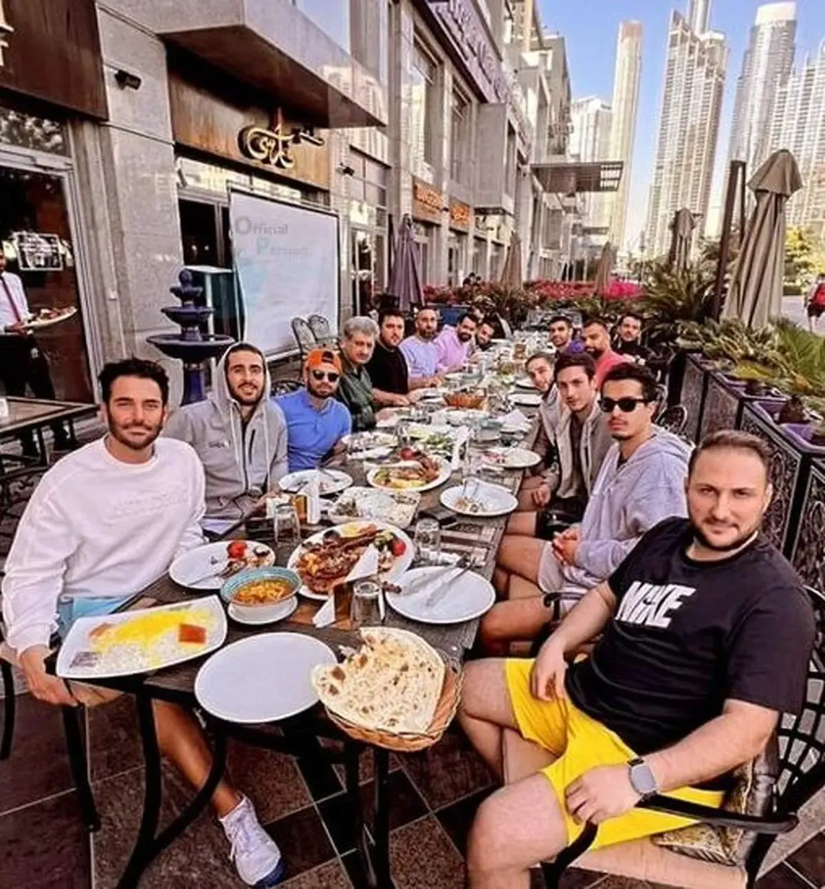 گعده محمدرضا گلزار و بازیکنان تیم ملی در دبی