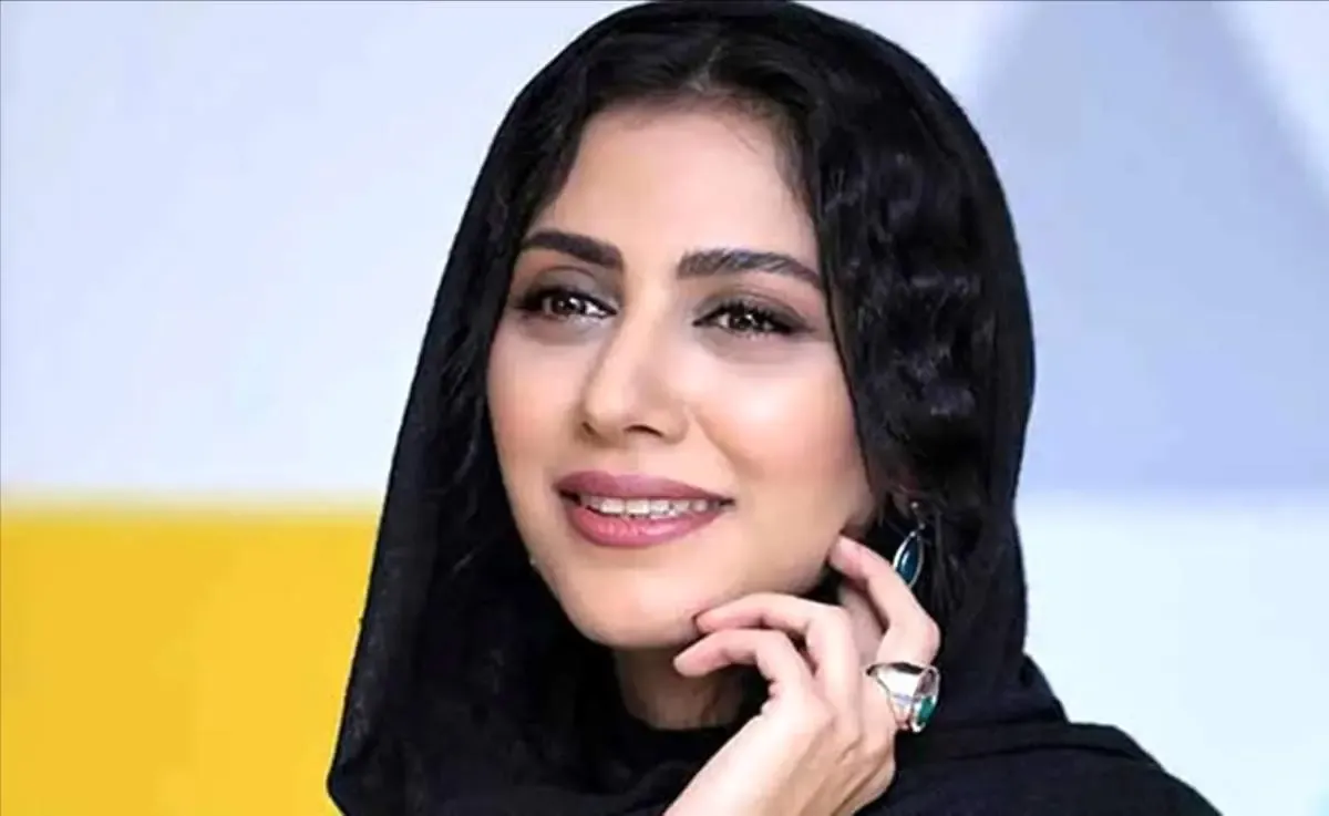 ببینید / فاتحه خوانی عجیب مونا فرجاد وایرال شد