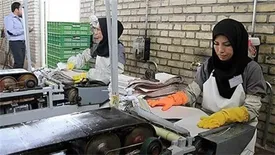 مشکلات پیش روی زنان کارگر از دریافت حداقل حقوق تا امضاء چک و سفته سنگین