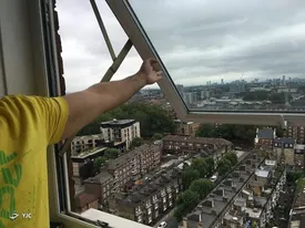 ببینید | نجات جان کودک با پرتاب از ساختمان بلند