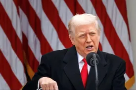 تصویری خبرساز از وضعیت عجیب دست دونالد ترامپ